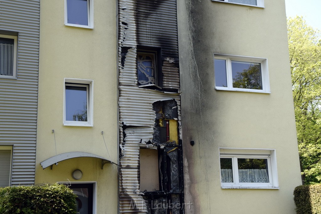 Rollerbrand dann Feuer 1 Fassadenbrand Koeln Gremberg Kroppergasse P62.JPG - Miklos Laubert